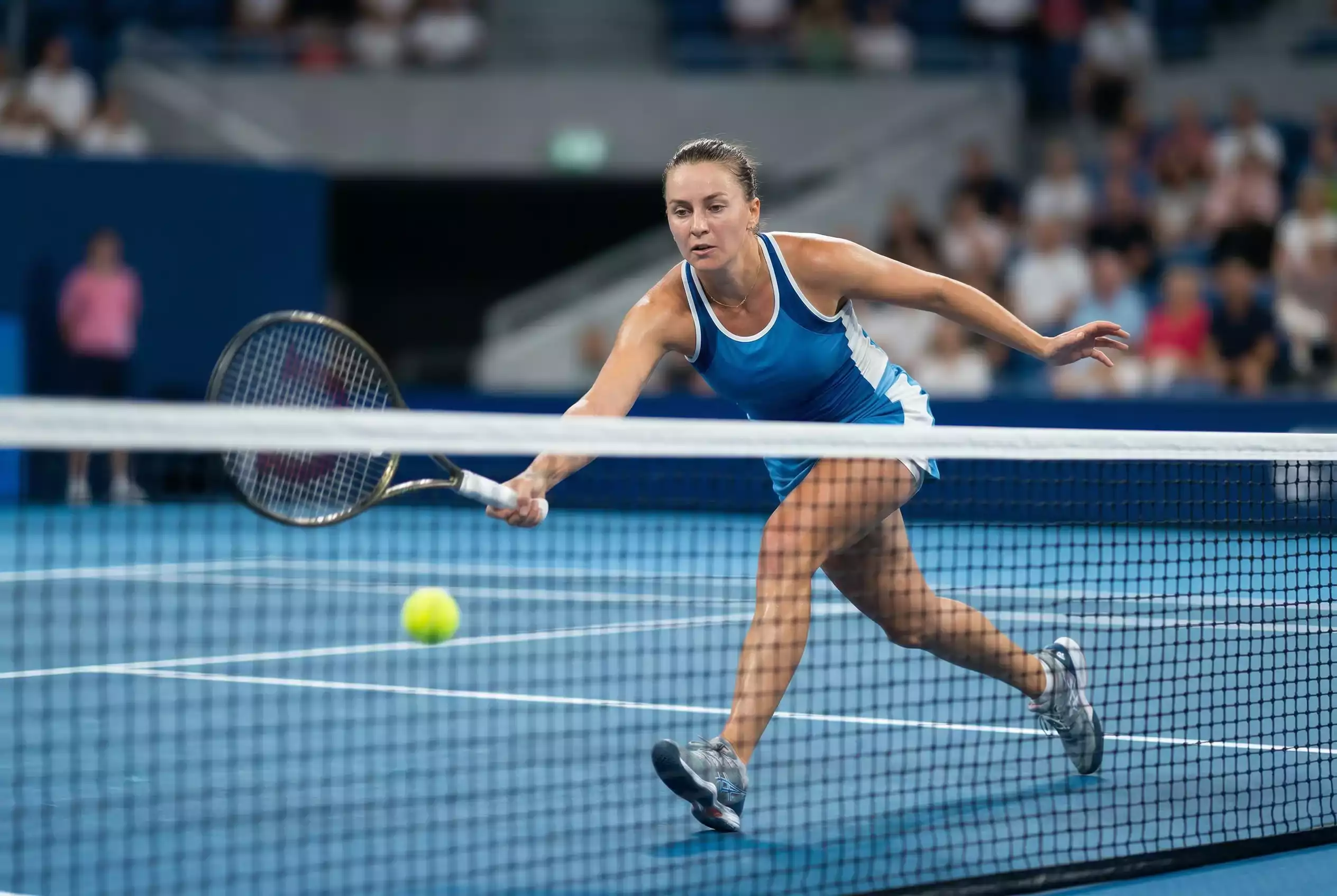 Tennis Live-Wetten – Tennisspieler reagiert dynamisch auf Return am Netz während eines Matches