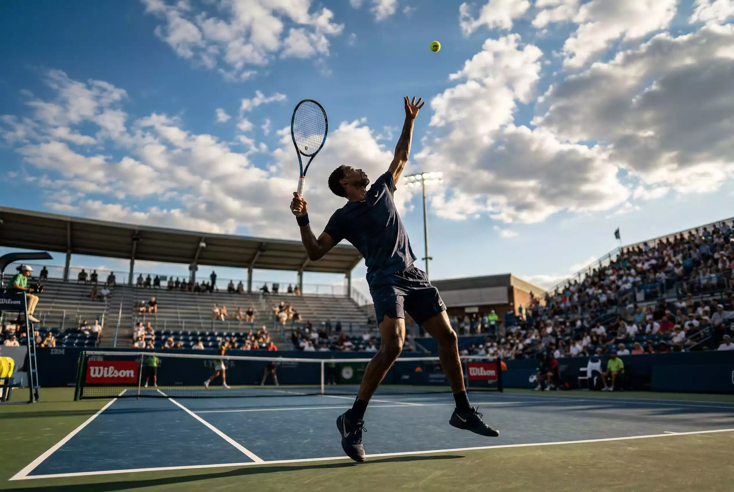 Tennis Tipps Wettanalyse – professioneller Tennisspieler bei der Aufschlagbewegung auf dem Hartplatz